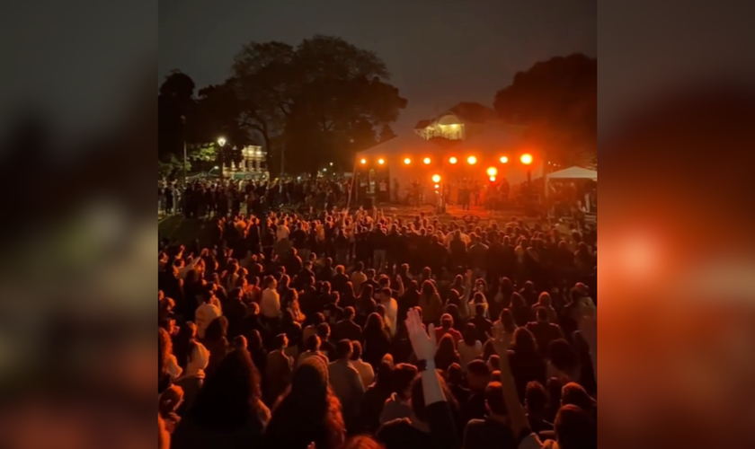 Praça de Curitiba foi palco de reunião entre jovens cristãos em noite de louvor. (Captura de tela/YouTube/gui.kilter)