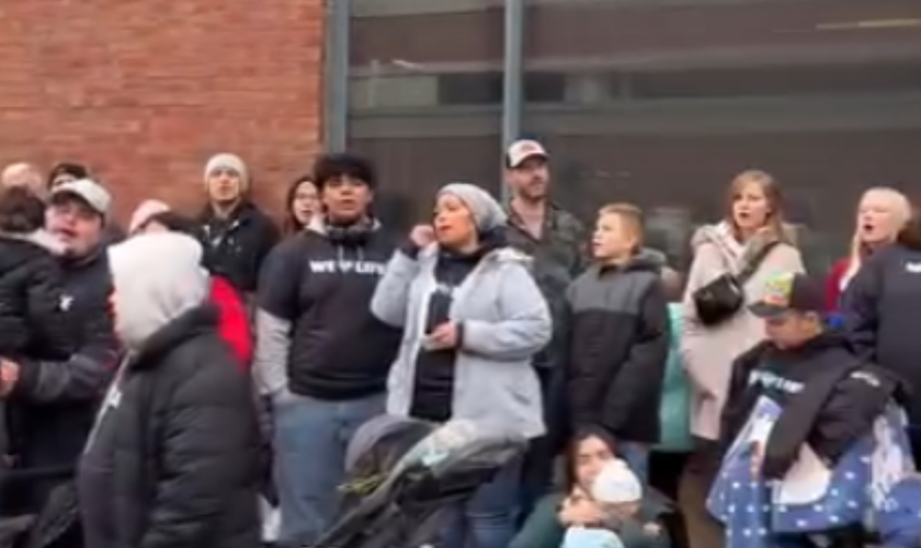 Diversas mães acompanhadas de seus filhos pequenos, alguns em carrinhos de bebê participaram do evento. (Captura de tela/Instagram/ juaneliasriesco)