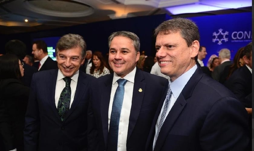 Cláudio Lottenberg, presidente da CONIB; Efraim Filho, senador (União-PB); e Tarcísio de Freitas, governador de SP. (Foto: Flavio Mello/CONIB)