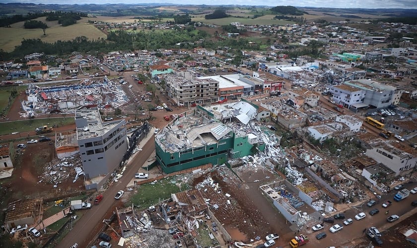 Vista aérea da destruição causada pelo tornado em Rio Bonito do Iguaçu. (Foto: Governo do Paraná / Wikipedia)