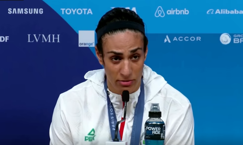 Imane Khelif durante entrevista após vitória no boxe nas Olimpíadas de Paris 2024 (Captura de tela/YouTube/Guardian)