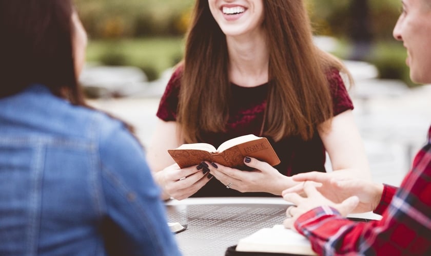 Estudantes fazendo leitura da Bíblia. (Foto ilustrativa: Freepik)