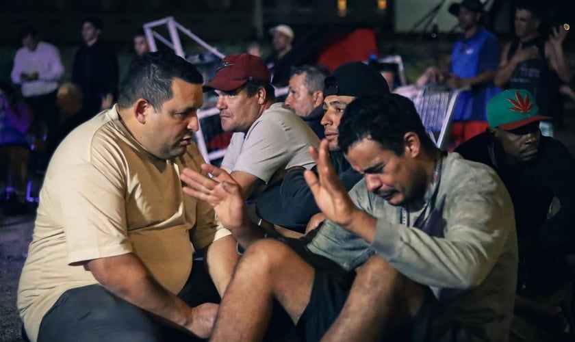 A missão “Sul, Missões e Graça” está pregando o Evangelho aos sem-teto. (Foto: Divulgação/SMG).