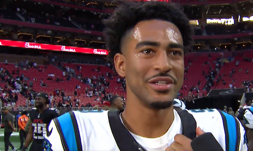 Bryce Young durante entrevista após o jogo (Captura de tela/X/Fox NFL).