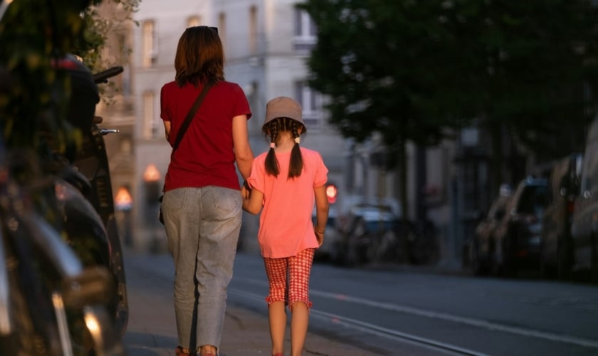 Ordem judicial restringe participação de Ava, 13, em atividades da igreja sem autorização do pai. (Foto ilustrativa: Hans Ott / Unsplash)