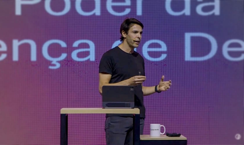 Kaká ministrou na Igreja Família. (Foto: Reprodução/YouTube/Igreja Família Online).