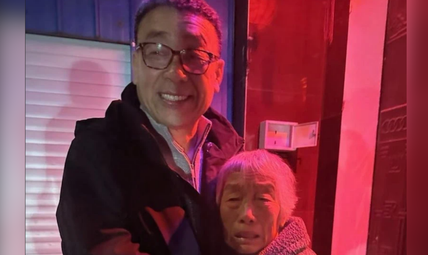 Pastor Zhang Shaojie abraça sua mãe logo após deixar a prisão, depois de mais de uma década detido. (Foto: Release International)