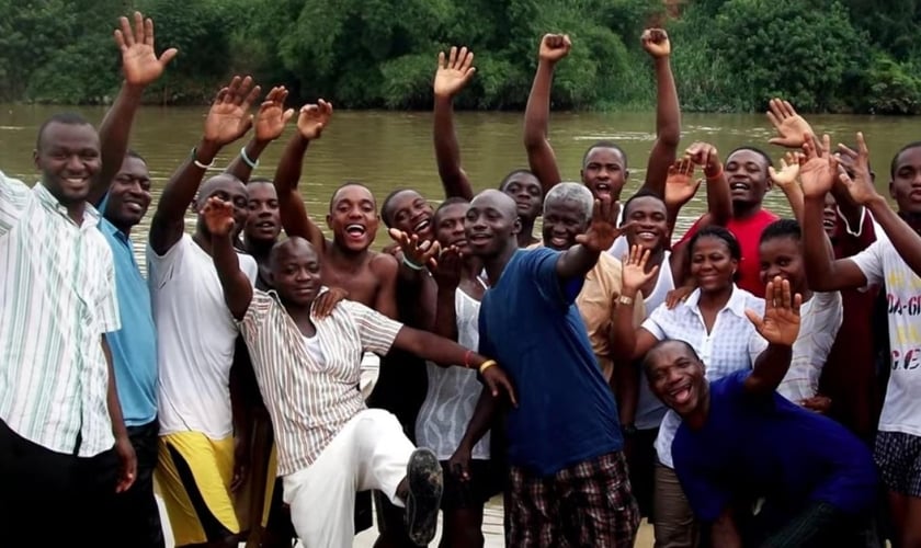 Ex-militantes que foram batizados pela JOCUM na Nigéria. (Foto: YWAM).