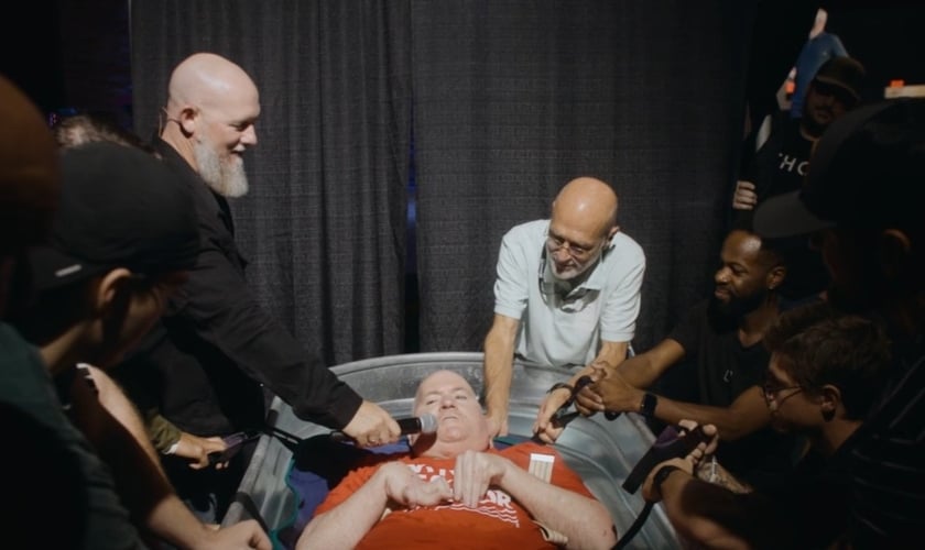 Joe Kriel foi batizado pouco antes de falecer. (Foto: Reprodução/YouTube/The Church of Eleven22).