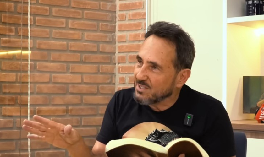 Marcos Eberlin durante participação no podcast onde defendeu a leitura literal de Gênesis. (Captura de tela/YouTube/Marcos Eberlin)