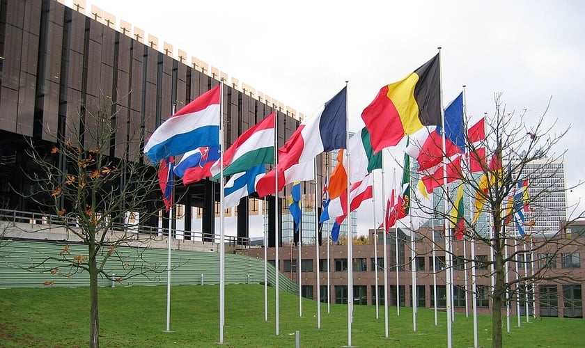 Complexo do Tribunal de Justiça da União Europeia em Luxemburgo, com bandeiras dos países da EU. (Foto: Creative Commons)