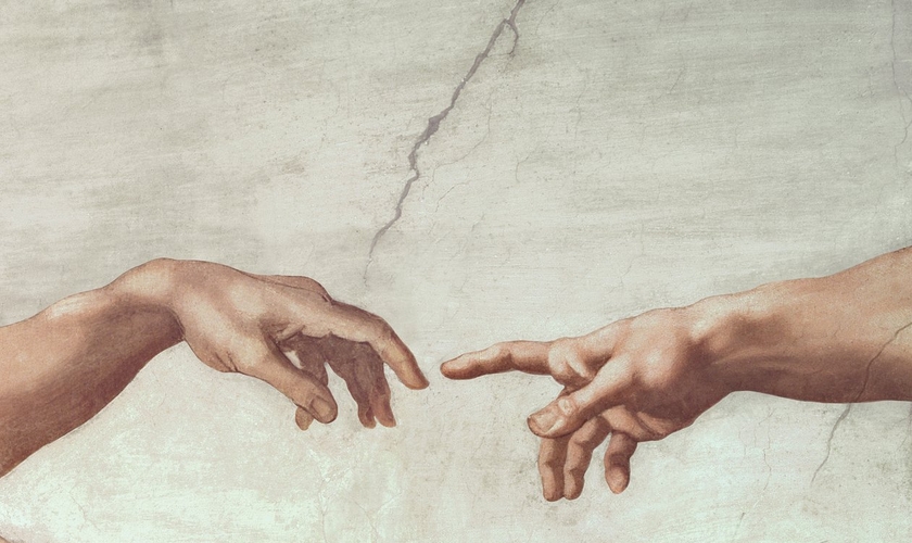 Deus estendendo a mão para Adão; detalhe da obra-prima de Michelangelo na Capela Sistina. (Imagem: Domínio público)