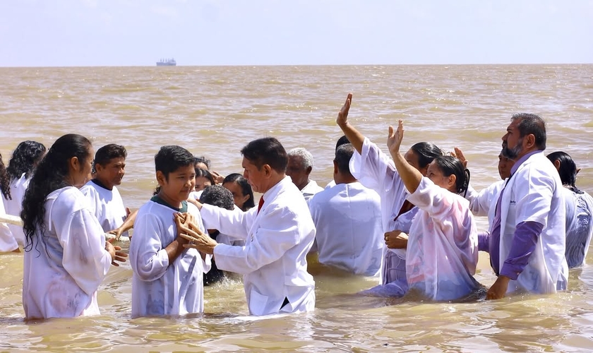 O batismo reuniu novos convertidos de diversas igrejas em Macapá. (Foto: Instagram/Prefeitura de Macapá).