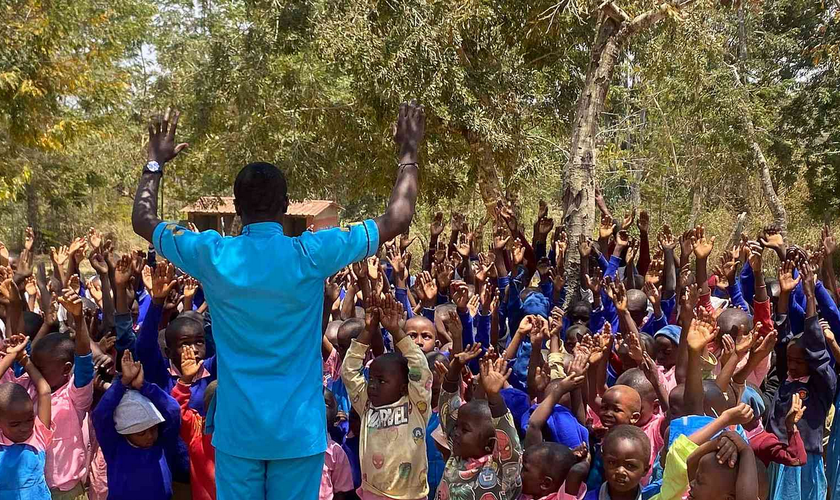 Crianças ouvem o Evangelho em escola no Quênia. (Foto: CfaN)