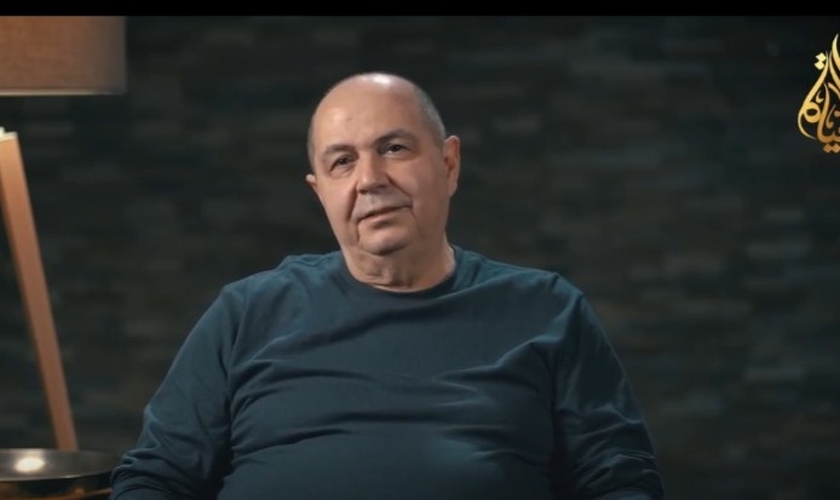 Harun Ibrahim fundou um canal de TV para evangelizar países árabes. (Foto: Reprodução/YouTube/CBN News).