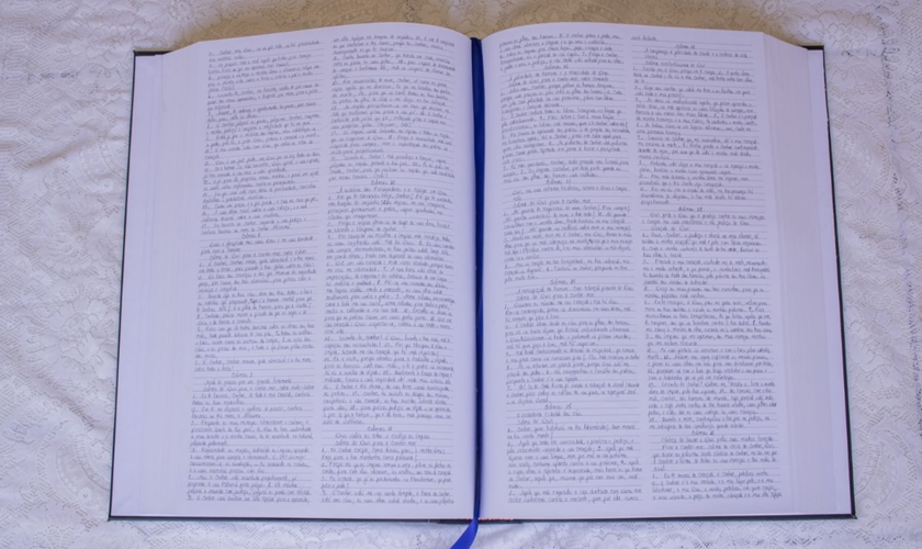 A obra encadernada mede 60 cm de altura, 42 cm de largura e pesa 19 kg. (Foto: Arquivo pessoal)