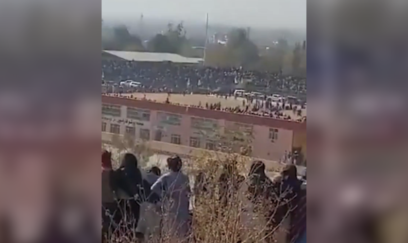 Multidão assiste a uma execução pública no Afeganistão. (Captura de tela/X/@afghanarabc)
