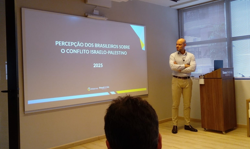 André Lajst apresenta os resultados da pesquisa encomendada pela StandWithUs. (Foto: Silas Anastácio)