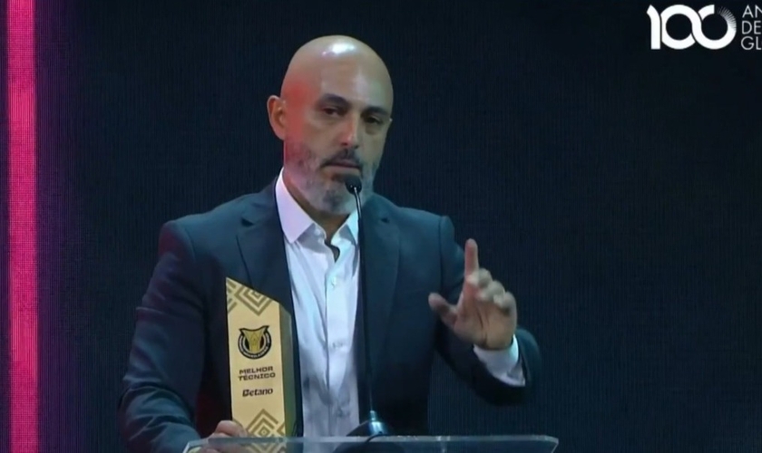 O treinador do Mirassol deu glória a Cristo pelo prêmio. (Foto: Reprodução/Instagram/Globo Esporte).