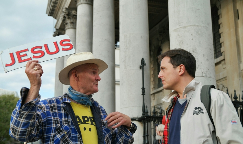 Evangelista de rua pregando Jesus. (Foto ilustrativa: Malcolm Lightbody / Unsplash)