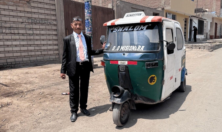 Marco Estrada e sua motocicleta missionária. (Foto: Liseht Santos/Adventist News)