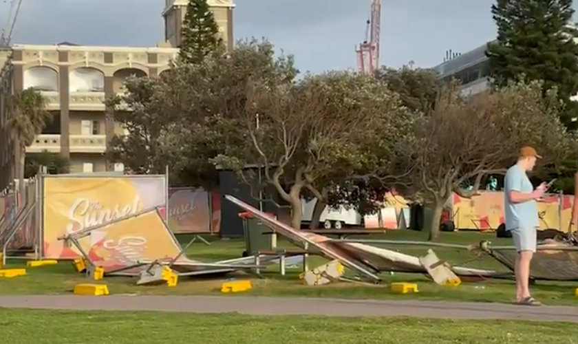 Cenário da praia de Bondi, em Sydney, após ataque de motivação antissemita. (Captura de tela/YouTube/Sky News)