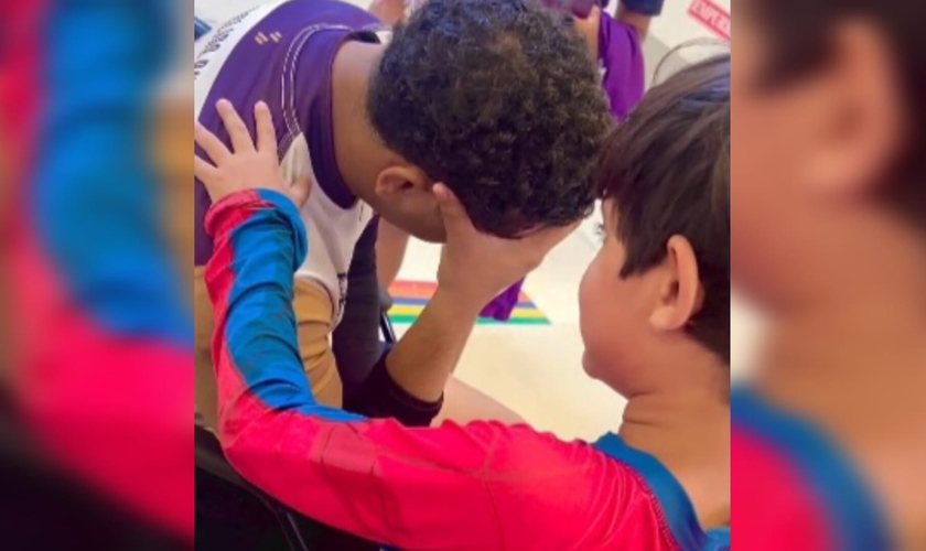 João Guilherme orou por um homem na cadeira de rodas. (Foto: Reprodução/Instagram/Arielly Torres Bianchi).