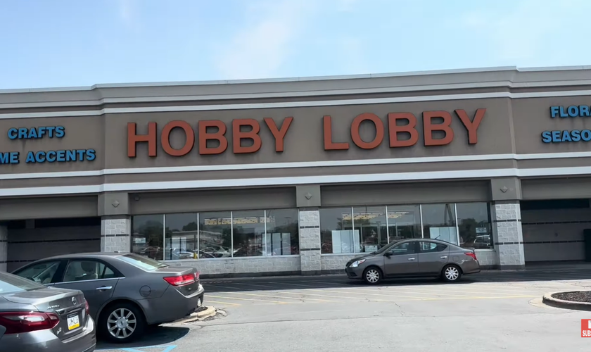 A Hobby Lobby está distribuindo 500 mil livros cristãos. (Foto: Reprodução/YouTube/Simply Karla Jones)