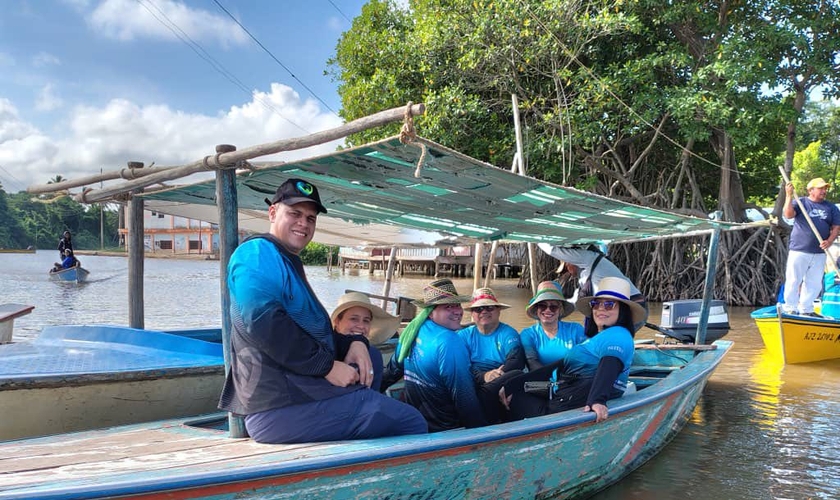 Integrantes do Ministério de Acompanhamento seguem em pequenos barcos para levar assistência a comunidades ribeirinhas do país. (Foto: Consejo Evangélico de Venezuela)