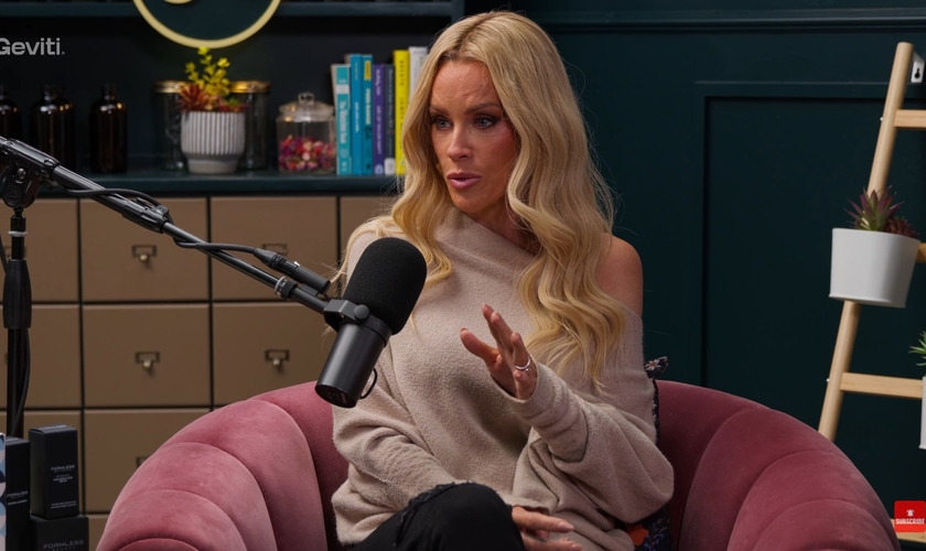 Jenny McCarthy revelou que passou por um despertar após a tragédia. (Foto: Reprodução/YouTube/Culture Apothecary).