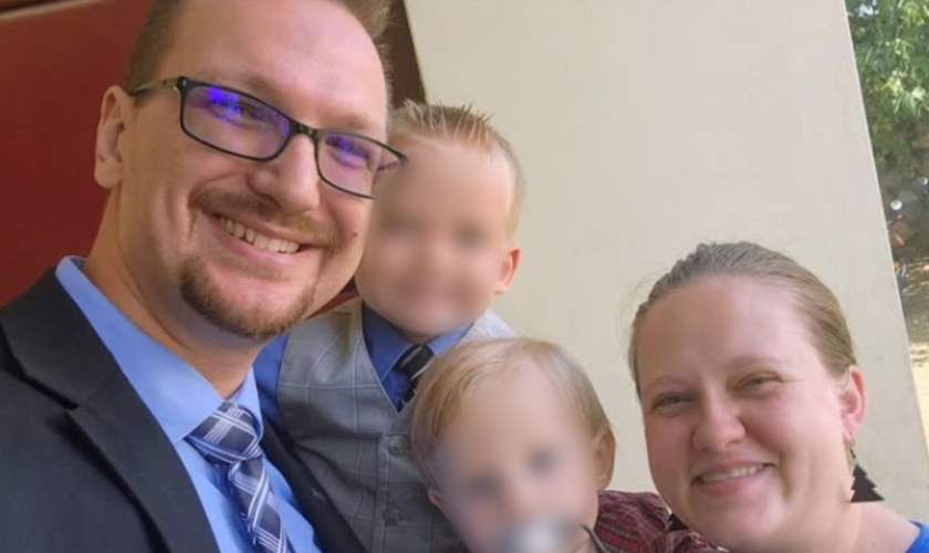 Matt e Savannah Gardner com seus filhos Jedidiah, de 4 anos, e Mason, de 1 ano. (Foto: Reprodução/Baptist International Missions, Inc.)
