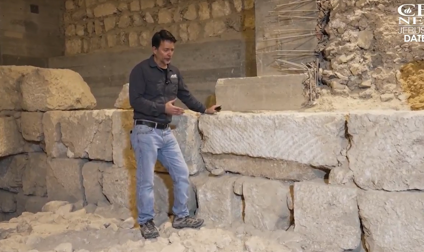 O arqueólogo Amit Re'em no local. (Foto: Reprodução/CBN News)