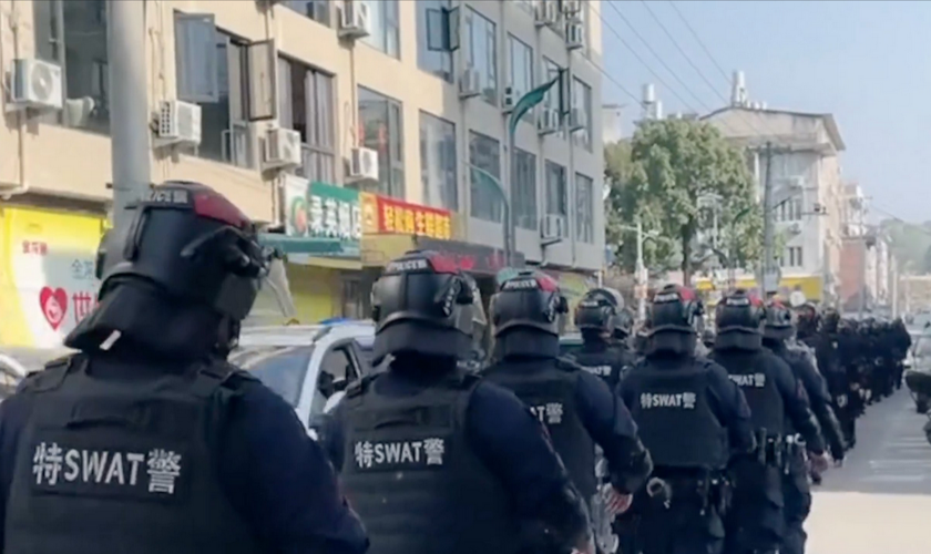 Unidades especiais da SWAT enviados a Yayang para prender cristãos. (Captura de tela/ChinaAid)
