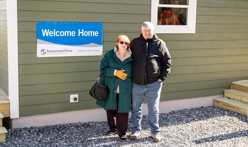 Scott e Meta em frente à nova casa. (Foto: Reprodução/Samaritan's Purse)