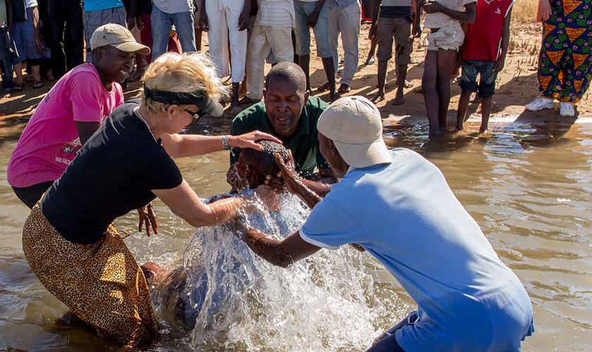 Heidi Baker batiza um novo convertido durante ação missionária em Moçambique. (Foto: rollandheidibaker.org)