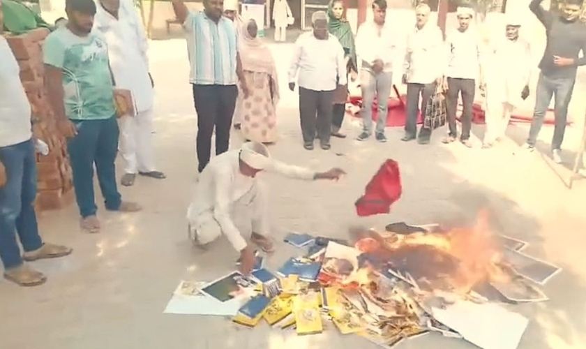 A queima de Bíblia durante o ataque. (Foto: Reprodução/Morning Star News)