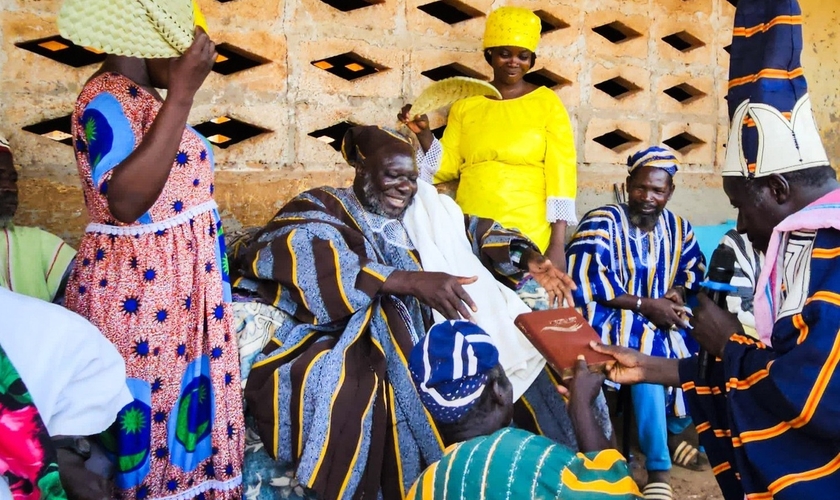 O povo Komba recebeu a Bíblia completa em sua língua. (Foto: Facebook/Lutheran Bible Translators).