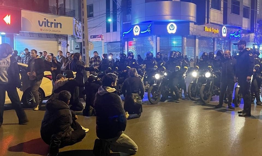 Jovens manifestantes enfrentando as forças paramilitares Basij durante os protestos iranianos em 2 de janeiro de 2026, em Mashhad, Irã. (Foto: Wikimedia)