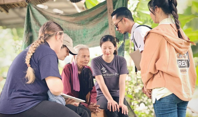A equipe evangelizando Prum. (Foto: Reprodução/Samaritan’s Purse)