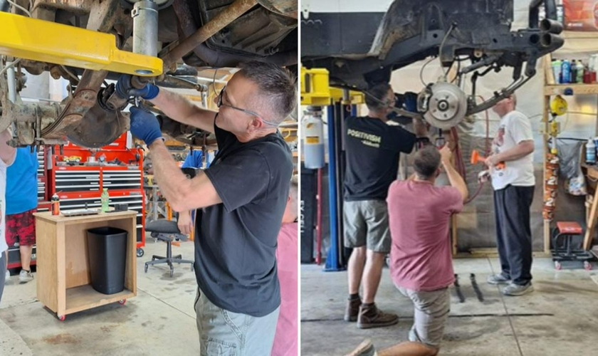 Os cristãos costumam evangelizar os moradores enquanto consertam seus veículos. (Foto: Reprodução/AG News)