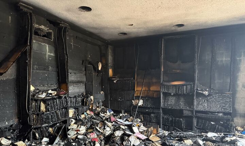 Danos à biblioteca da sinagoga Beth Israel após incêndio em 10 de janeiro de 2026, em Jackson. (Foto: Congregação Beth Israel)