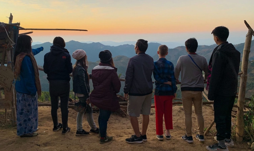 Crentes locais. (Foto: Reprodução/IMB)