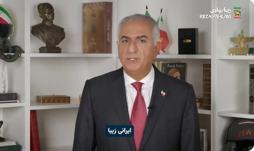 O príncipe herdeiro do Irã, Reza Pahlavi, durante mensagem em vídeo ao povo iraniano. (Captura de tela/X/Reza Pahlavi)