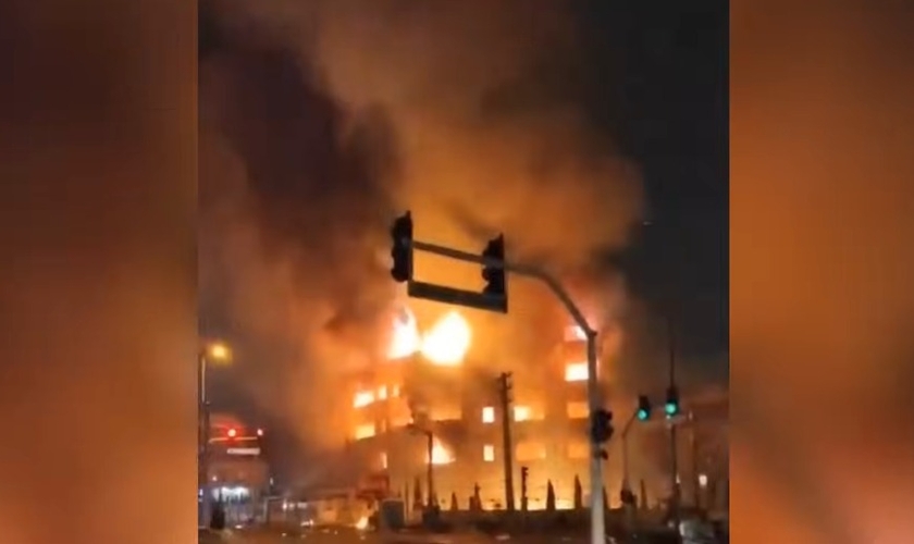 Irã ativa 'cidades de mísseis' em resposta à revolta, enquanto bloqueio da internet gera temor de 'massacre'. (Captura de tela/YouTube/The Sun)