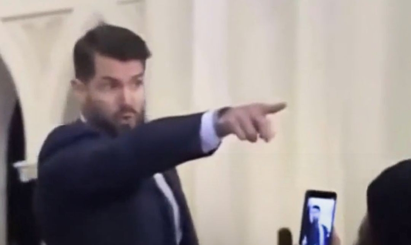 O pastor Jonathan Parnell, da Igreja Cities, diz a manifestantes que a invasão ao local de culto é “uma vergonha”. (Captura de tela/Instagram/Fox News)
