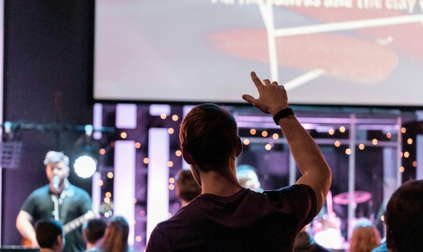 Leitura da Bíblia e participação em igrejas presenciais são apontadas como práticas mais significativas. (Foto: Maranda Vandergriff / Unsplash)