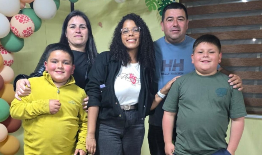 A família e Daniela. (Foto: Reprodução/Junta de Missões Mundiais)