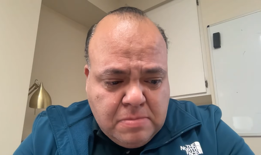 Pastor iraniano Ara Torosian se emociona ao ouvir relato sobre um compatriota morto após repressão violenta do regime. (Captura de tela/YouTube/CBN News)