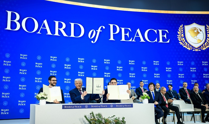 Trump exibe assinatura na Carta do Conselho de Paz no Fórum Econômico Mundial, em 22 de janeiro de 2026. (Foto: Wikiedia)