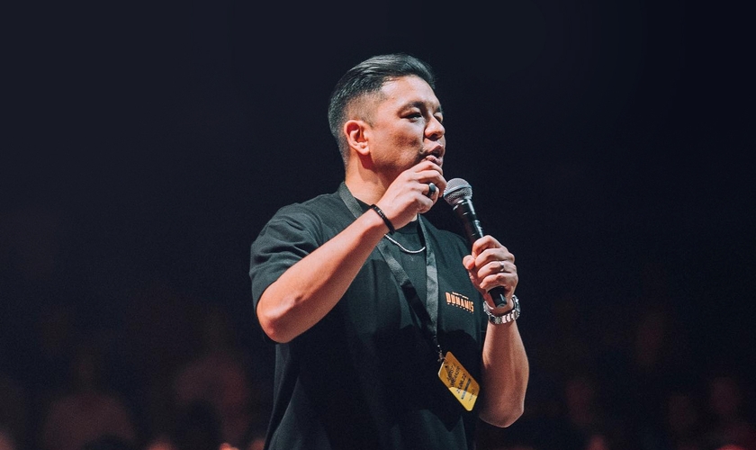 Teo Hayashi pregando no The Send em Oslo, Noruega. (Foto: Reprodução/Facebook/Teo Hayashi)